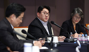 Hybe's Bang Si-hyuk attends debate forum