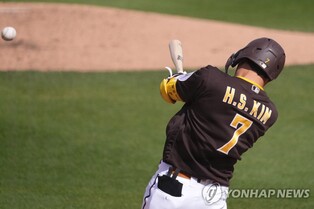 김하성, MLB 시범경기 복귀전 3타수 3안타…타율 0.545