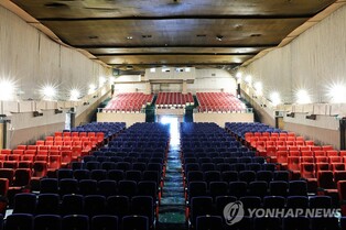 원주아카데미극장 보존 측, 찬반 간담회 불참…인간띠 잇기 진행