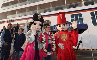 3년여만에 인천항 찾은 크루즈…첫 하선 승객에겐 꽃목걸이