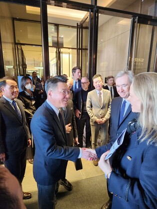 아르노 LVMH 회장, 현대백화점 판교점서 정지선 회장 만나