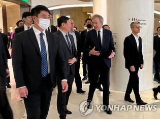 (LEAD) LVMH CEO Bernard Arnault meets with department store executives over partnerships