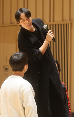 Cast of S. Korean production of Goethe's tragic play 'Faust' drops behind photos