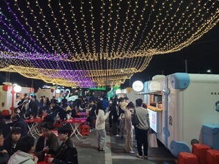 '군산 밤바다의 정취를'…내항에 '푸드 트레일러 야시장' 운영