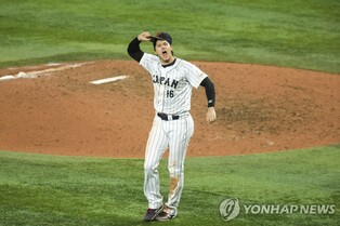 오타니가 WBC 우승 확정 후 던졌던 모자, 미국 명예의 전당으로
