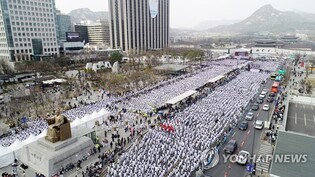 12,263 people perform Taekwondo in Gwanghwamun, Seoul