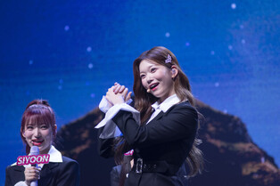 Performance photo of K-pop girl group Billlie during media showcase for 4th Mini album 'The Billage of Perception Chapter Three'