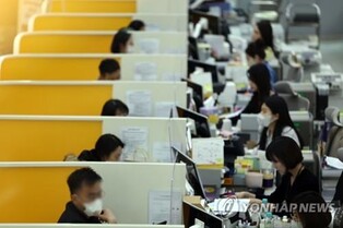 Wage workers' debt rises 7 pct; loans to young people jump 15 pct in 2021