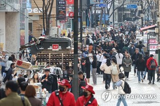 (LEAD) S. Korea's new COVID-19 cases at around 13,000; gov't eyes shorter isolation period