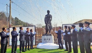 춘천 김유정추모제 통합 개최…동상 이전 제막식 열려