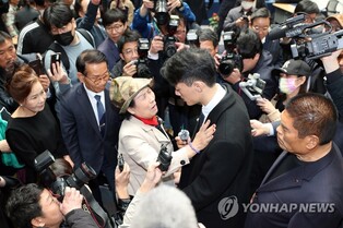 "얼마나 두렵고 힘드냐" 전두환 손자 사죄에 유족들 위로