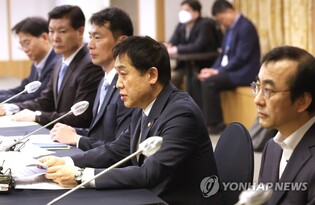 (LEAD) Regulators urge leaders of major financial firms to seek market stability, responsible management