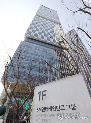 (LEAD) SM Entertainment founder Lee looks to the future as company appoints new management