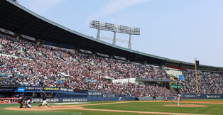 [Moment to Focus] Baseball stadium filled with fans on Opening Day