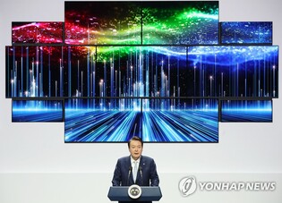 Yoon visits Samsung Display campus to hail new investment plan