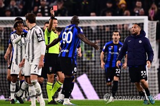 도발 세리머니로 퇴장…인터밀란 구하고도 웃지 못한 루카쿠