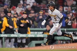 (LEAD) Pirates' Bae Ji-hwan belts 1st MLB home run