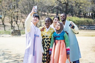 영남대 "한복 입고 한옥에서 한국문화 체험해보세요"