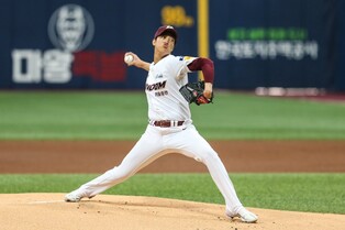 KBO club ace thriving under watchful eyes of manager, trainers