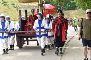 신라 선덕여왕 경주에 등장한다…10월까지 토·일 행차 재현