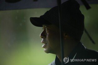 우즈, 마스터스 골프 출전 사상 첫 기권…3R 도중 부상 악화(종합)
