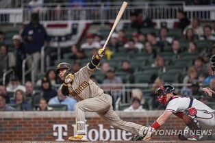 김하성, 묘기 같은 골프스윙으로 투런 홈런…시즌 2호