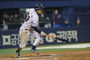 Speedy, opportunistic Bears rally past Heroes in KBO showdown