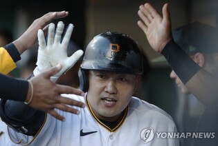 Pirates' Choi Ji-man hits 1st homer of season