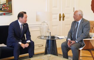 Portugal's PM discusses renewable energy, chips with top execs of Hanwha, SK hynix