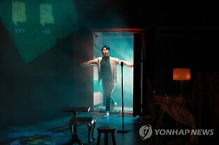 시선이란 새장 밖으로 날아오른 두 남녀…연극 '추남, 미녀'