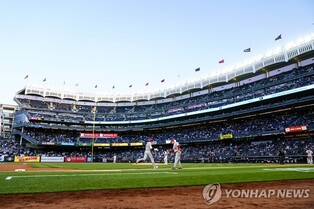 루스의 양키스타디움 첫 홈런 후 100년 된 날, 오타니도 넘겼다(종합)