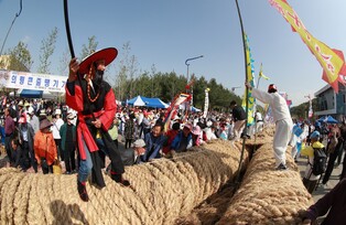 [사진톡톡] 의병 정신으로 '영차'…의령군민 125ｍ 초대형 줄 당겼다