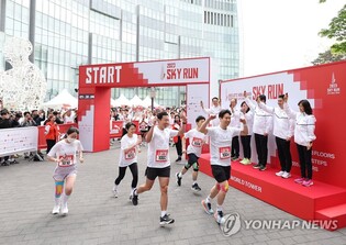 마스크 벗고 123층까지 한달음에…롯데 스카이런에 2천명 참가