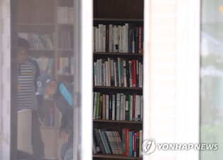 문재인 전 대통령 '평산책방' 현판식…사실상 개점