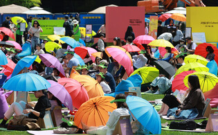 [Moment to Focus] Reading time at Seoul Plaza