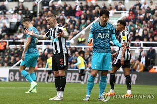 1-6 참패 토트넘 선수단, 원정 응원 왔던 팬들에게 환불 조치