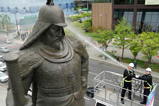 [Moment to Focus] Cleaning legendary admiral's statue ahead of birth anniv.