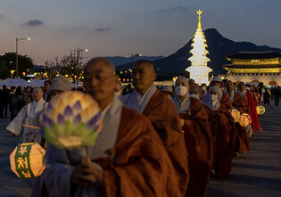 [Moment to Focus] Lantern lighting ahead of Buddha's Birthday