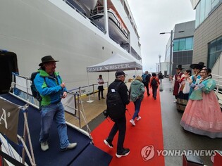 2만8천t급 크루즈 속초항 입항…올해 들어 두번째
