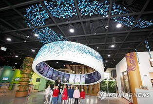 봄비도 못 막은 나들이…황금연휴 첫날 전국 축제장 북적