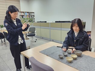 [현장in] 문화재 반출 막는 수문장…김해공항 문화재감정관실