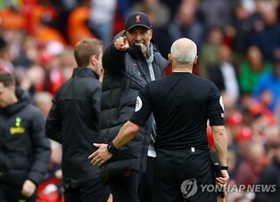 세리머니 하다 허벅지 다친 리버풀 클롭 감독, 심판기구와 마찰