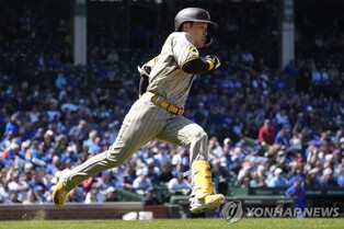 김하성, 볼넷 출루 후 득점…3루수 맡아 수비력 과시