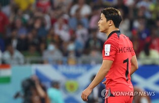 황희찬 후반 교체 출전…EPL 울버햄프턴, 맨유에 0-2 패
