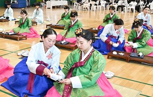정선향교 전통 성년식…"건강한 사회구성원으로 거듭나길"