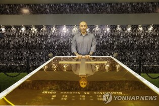 '축구 황제' 펠레의 '황금관' 일반 공개…추모 발길