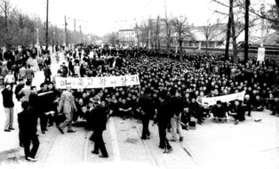 [Moment to Focus] Records on 2 Korean civil revolutions added to UNESCO register