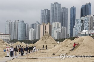 해수욕장·꽃밭·먹거리 행사장에 인파…곳곳서 늦봄 축제 향연