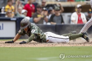김하성, 보스턴 상대로 4경기 연속 안타…MLB 통산 99호 득점