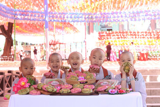 [Moment to Focus] Child monks